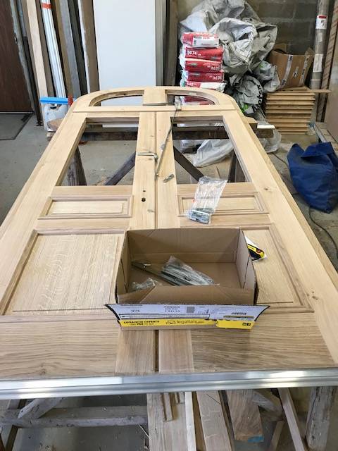 Fabrication d'une porte d'entrée en chêne