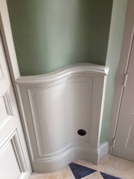 Lambris épousant la forme de vague du mur