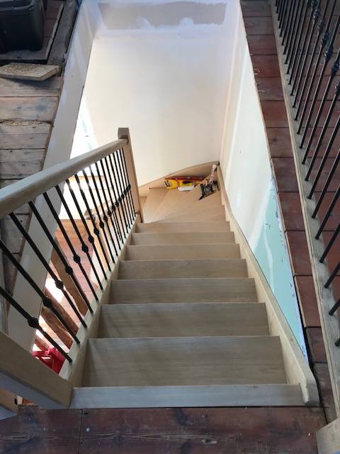 Fabrication et pose d'un escalier chêne balustres métal