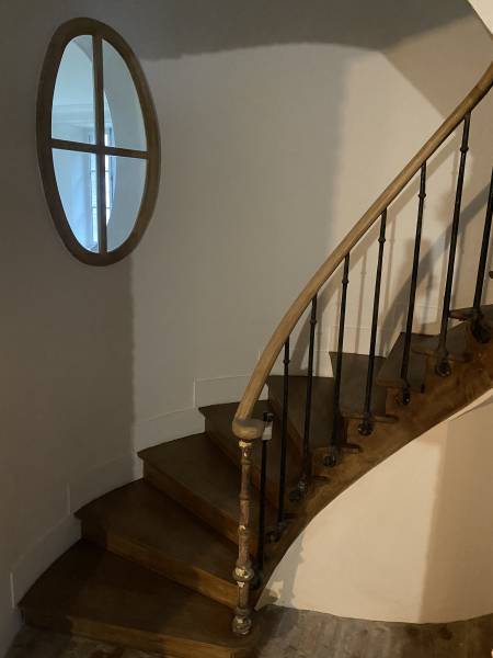 Installation dans la cage d'escalier