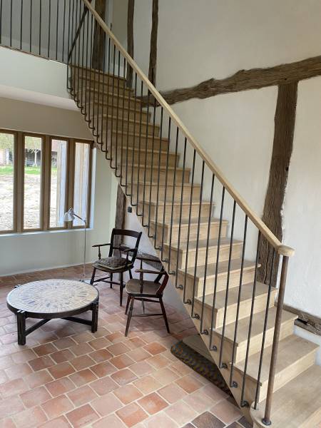 Fabrication d'un escalier en chêne, barreaudage métallique